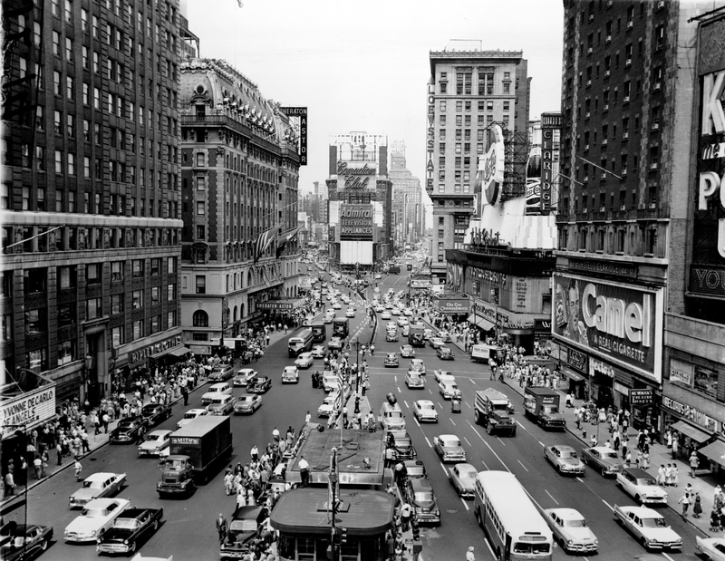 Illustration for article titled Así ha cambiado la plaza más emblemática de Nueva York en los últimos 100 años: caída y auge de Times Square